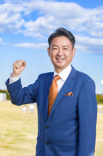 ポスター撮りは、愛娘も大好きな忠生スポーツ公園で行いました！   愛娘に自然な笑顔を作ってもらいました。   ありがとう！   何枚か選んで、後援会の皆さんからの投票でこの一枚に決まりました。   後