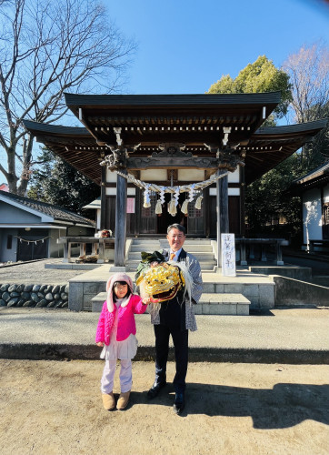 あけましておめでとうございます。  元旦は、常盤日枝神社で、式典の前後に参拝客を獅子でお迎えし、頭をかんで、子どもたちの無病息災、健やかな成長、学力向上、大人の方たちの健康と幸せを願いました。  皆さ