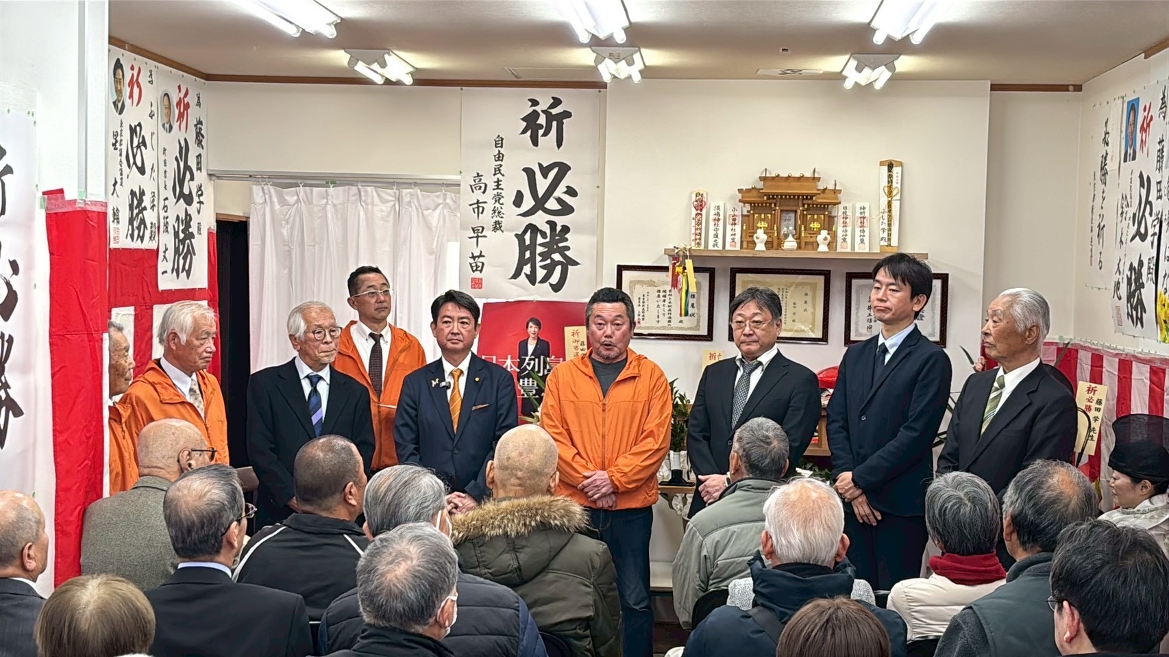 ふじた学後援会の事務所を、学にとっても、地域にとっても思い深き所に、立派すぎるほどに開いていただきました。 2月1日は、事務所からあふれんばかりの方々にお集まりいただきました。 おかげさまの、ふじた学