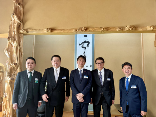 曹洞宗金森山宗保院で行われた、一般社団法人町田青年会議所茶道同好会「青心会」の初釜に、稲垣市長予定者、川松衆議院議員と共に出席させていただきました。 とても和やかな席でした。  私は、茶席の前に坐禅も