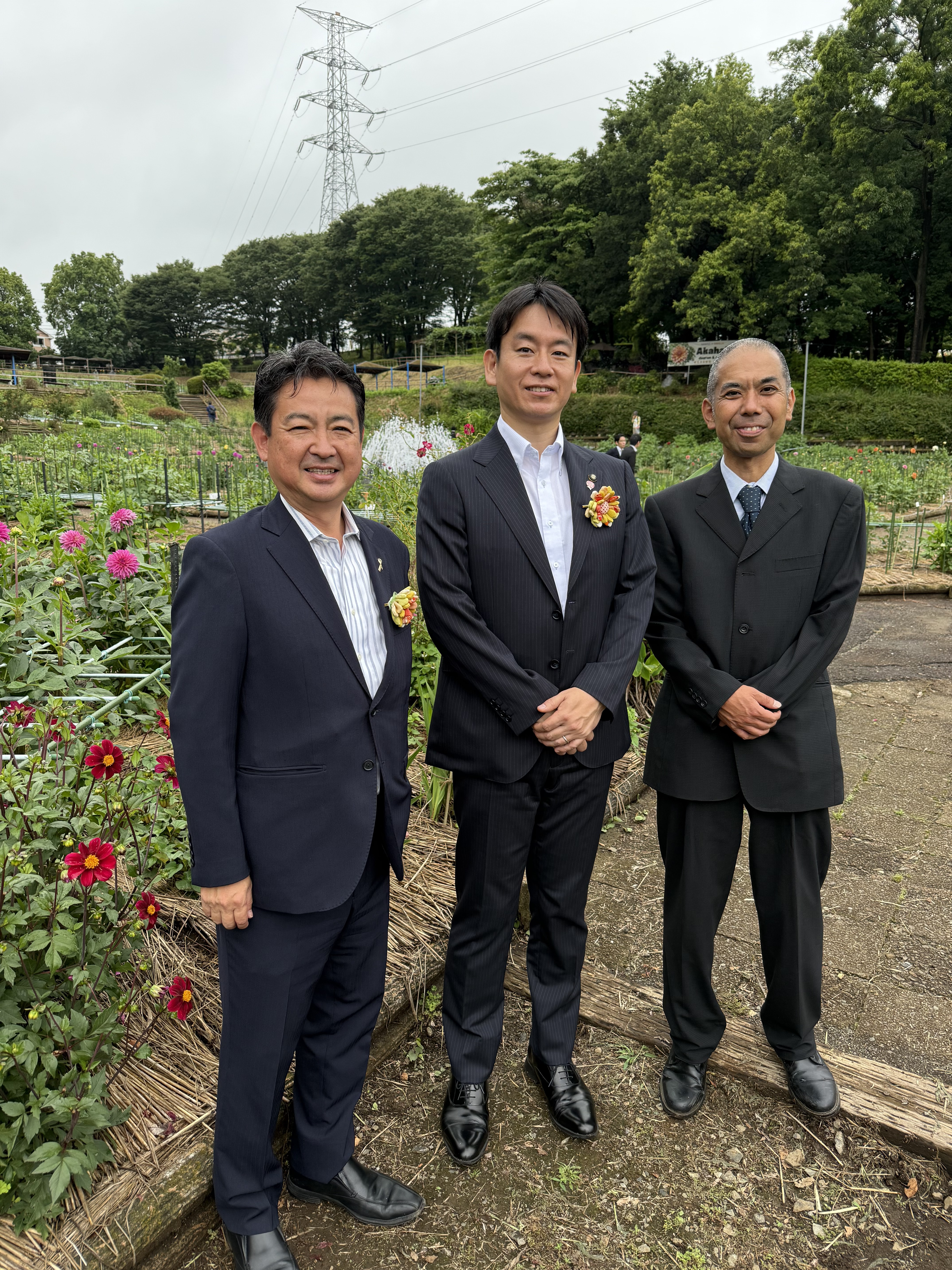 町田薬師池公園 四季彩の杜 ダリア園が開園しました。  ここは美しい花を楽しめるだけでなく、障がいのある方々が大切に育て、働き、活躍する場所。 一輪一輪に、たくさんの想いと優しさが込められています。 