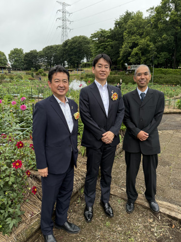 町田薬師池公園 四季彩の杜 ダリア園が開園しました。  ここは美しい花を楽しめるだけでなく、障がいのある方々が大切に育て、働き、活躍する場所。 一輪一輪に、たくさんの想いと優しさが込められています。 