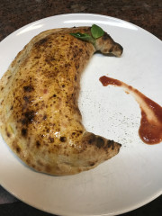 ミートソースとモッツァレラチーズ、温泉卵のカルツォーネ(包み焼き)