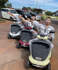 セニアカー手上げ.jpg