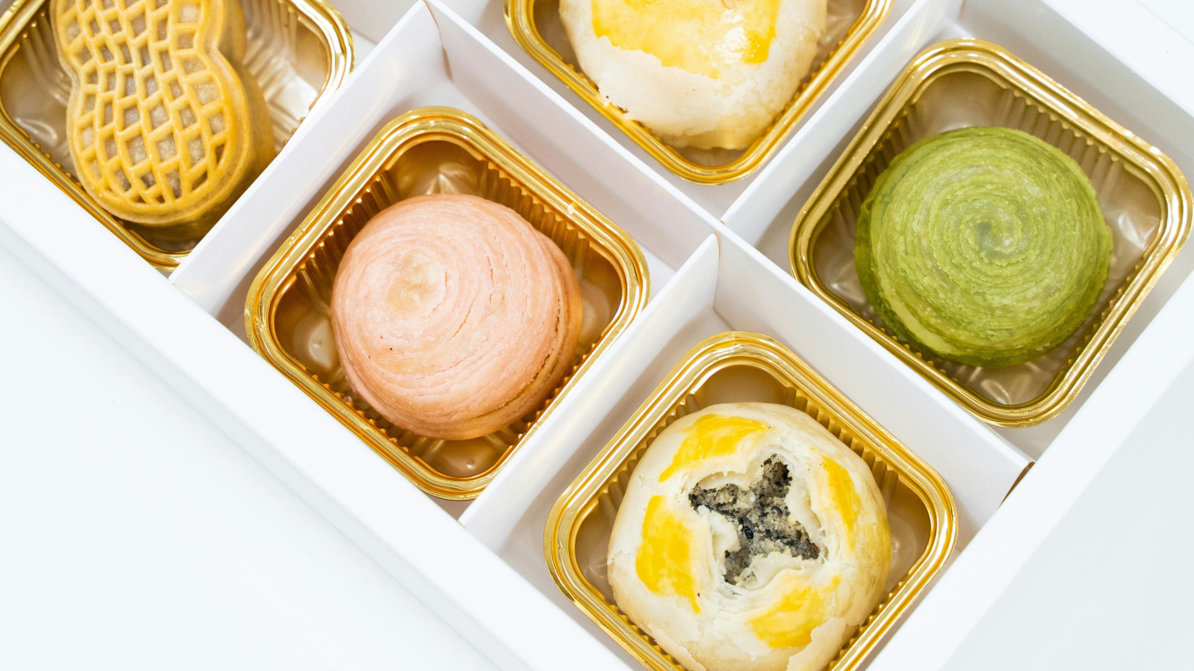 中仕切り・既製トレーにも対応。 「入れる・守る・魅せる」を形に。