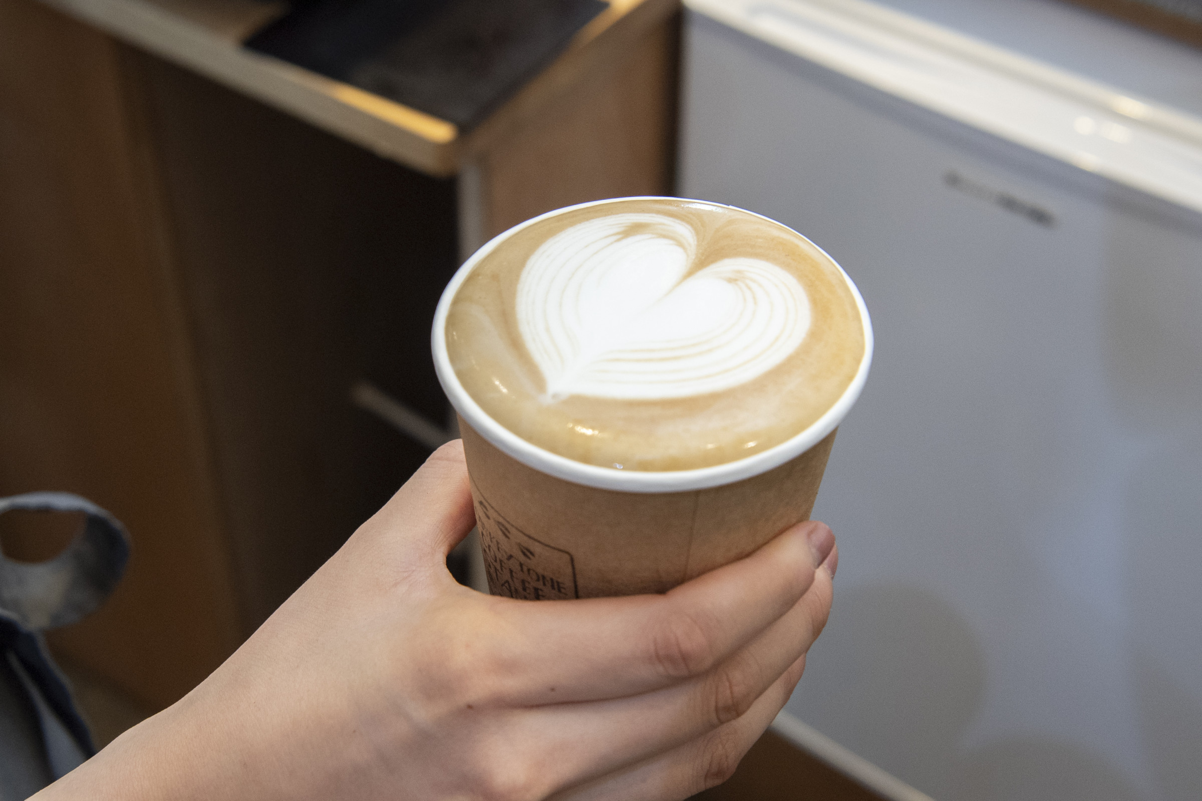 バリスタが1杯ずつ作るなめらかなHOTラテ　ぜひ出来立てを一口