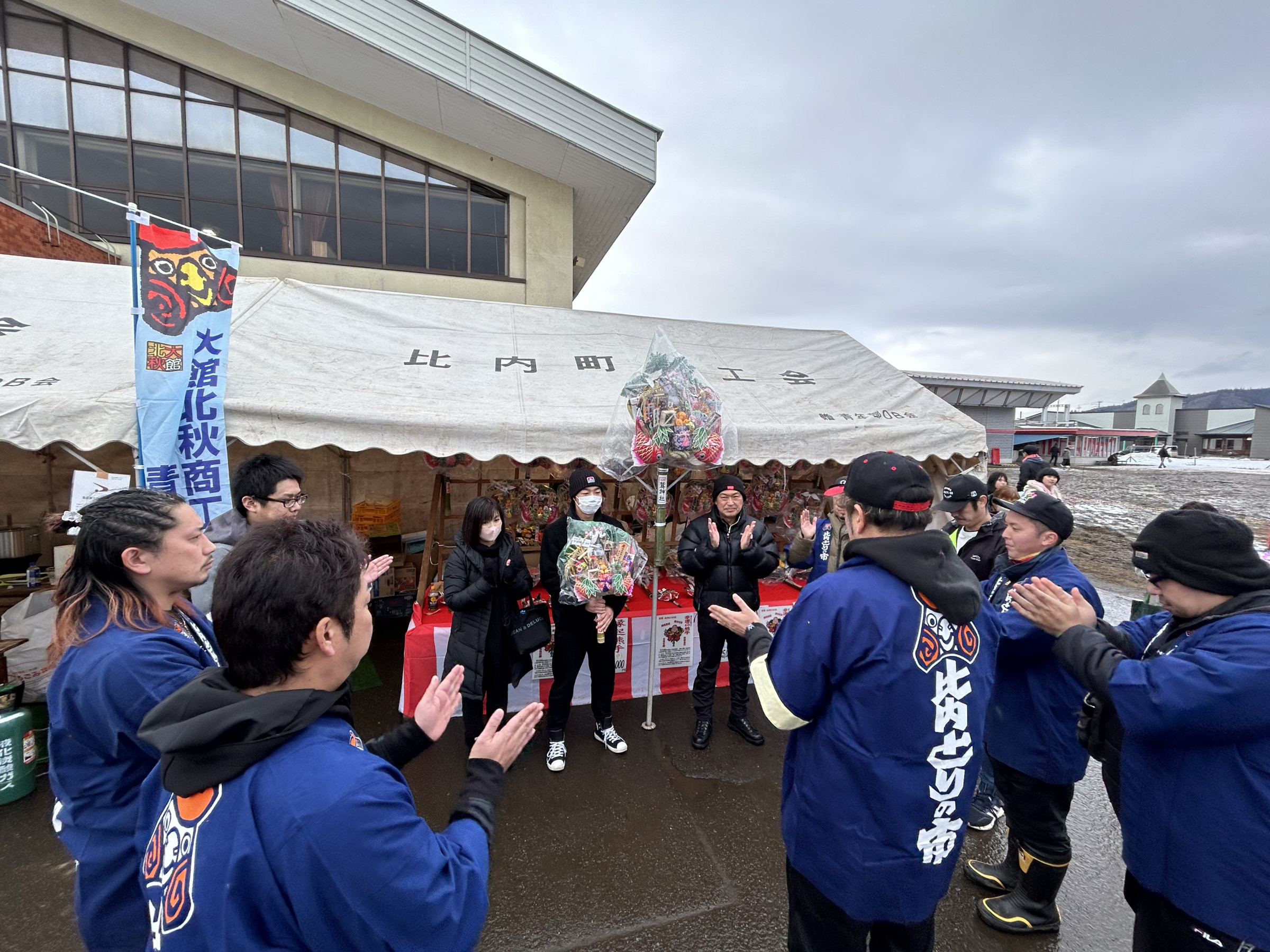 比内とりの市での熊手販売
