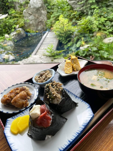 おむすび屋_縁側おむすび.jpg