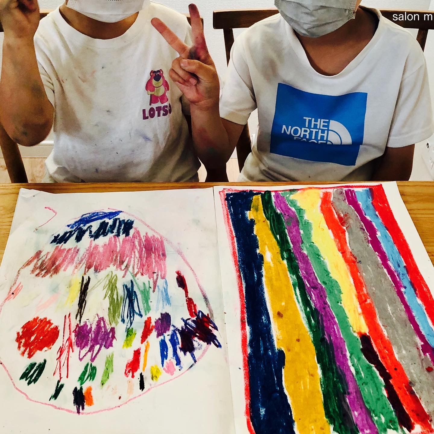 お絵描き、手織りレッスン中のようす
