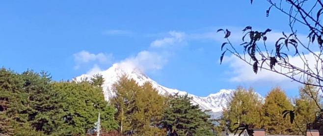 テラスからは八ヶ岳最高峰の赤岳が一望と星空観測が楽しめます