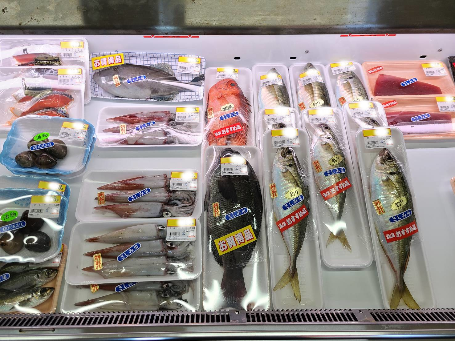 産地直送、鮮魚も取り揃えています。