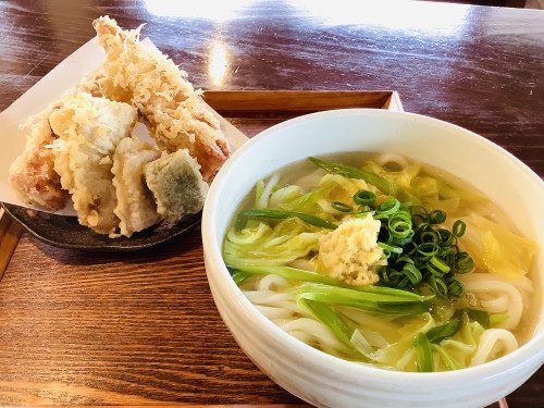 うどん店と併設のお土産店もあります。