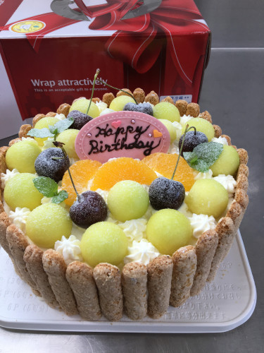 メロンとチェリーのシャルロットバースデーケーキ♪