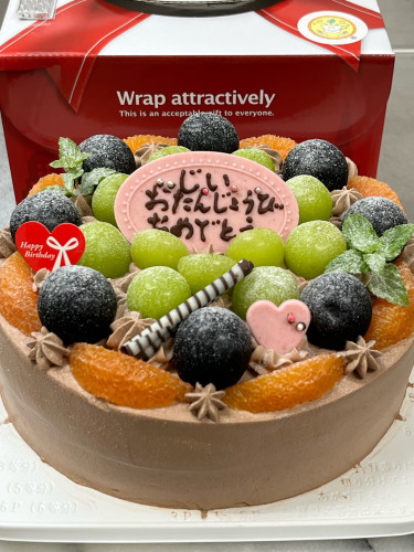 【シャインマスカットとナガノパープルの生チョコバースデーケーキ♪】