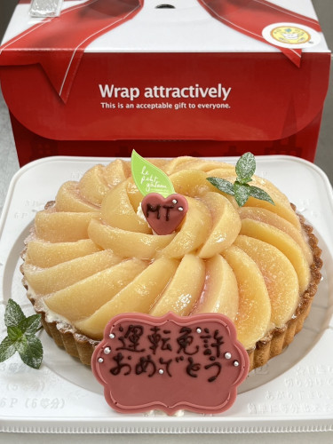 【白桃とネクタリンタルトのお祝いケーキ♪】