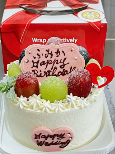 【贅沢葡萄のバースデー＆結婚お祝いケーキ♪】