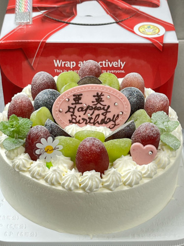 【贅沢葡萄のフルーツバースデーケーキ♪】