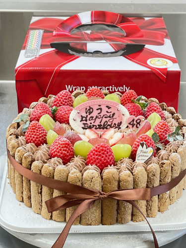 【フルーツの生チョコシャルロットバースデーケーキ♪】