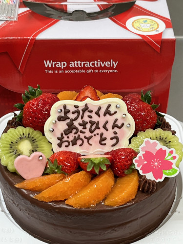 【チョコレートのフルーツのせお祝いケーキ♪】