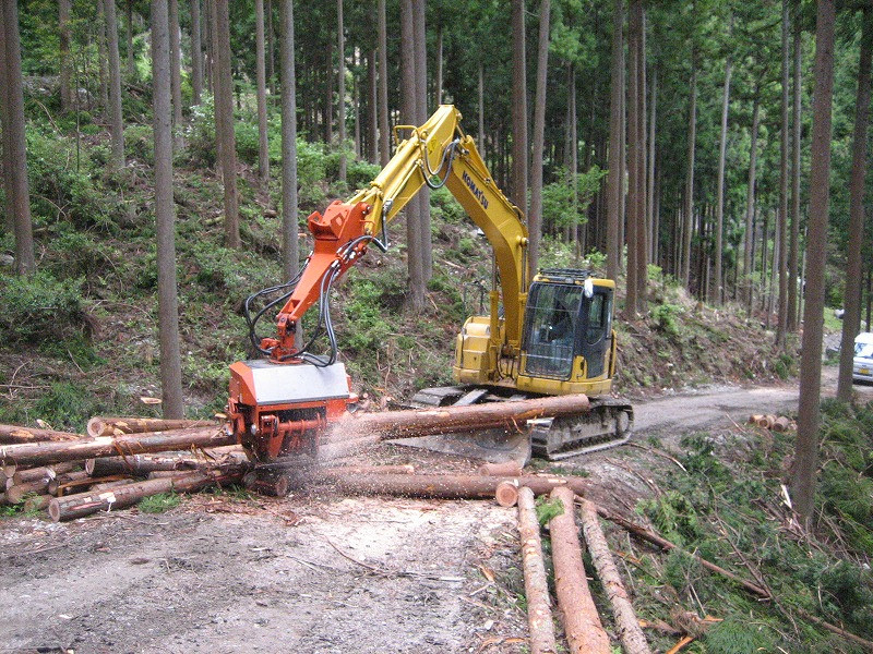 高性能林業機械（プロセッサ）を使用した木材搬出の作業の様子