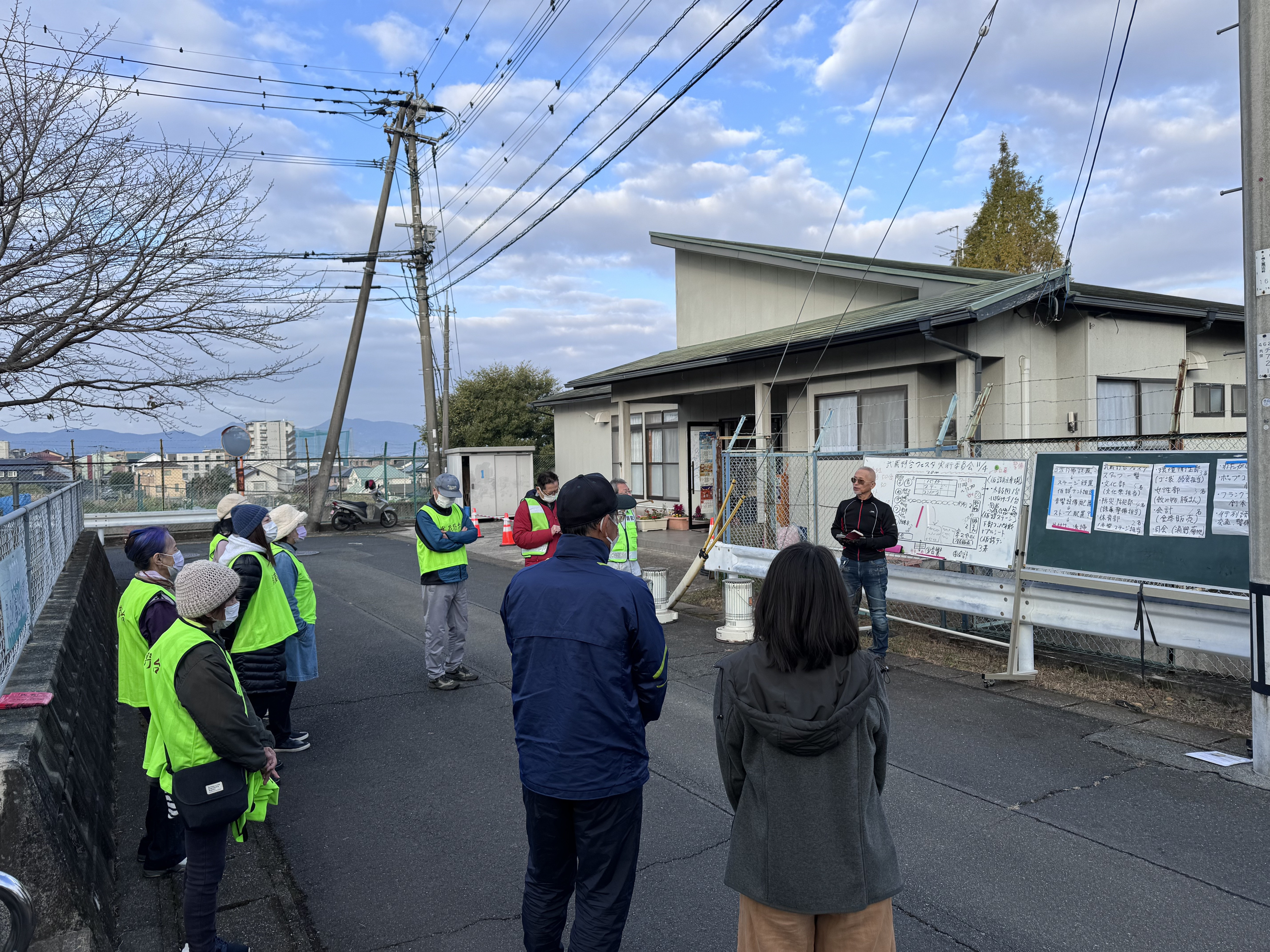 早朝から武蔵野台フェスタの準備が始まります