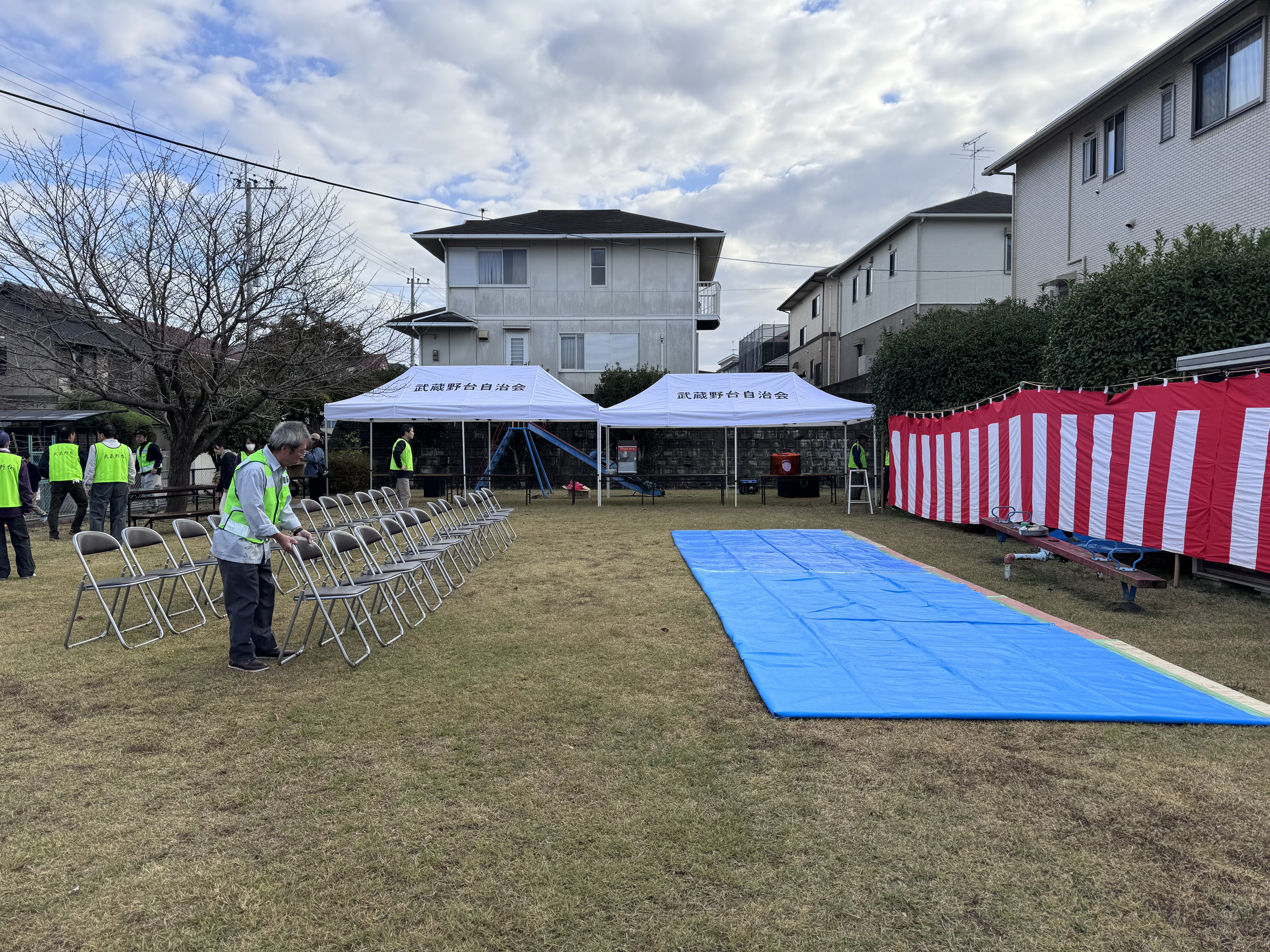 椅子も並べて