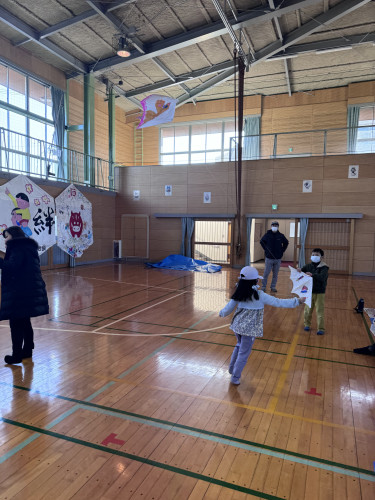 出来上がった凧、飛ぶかな？
