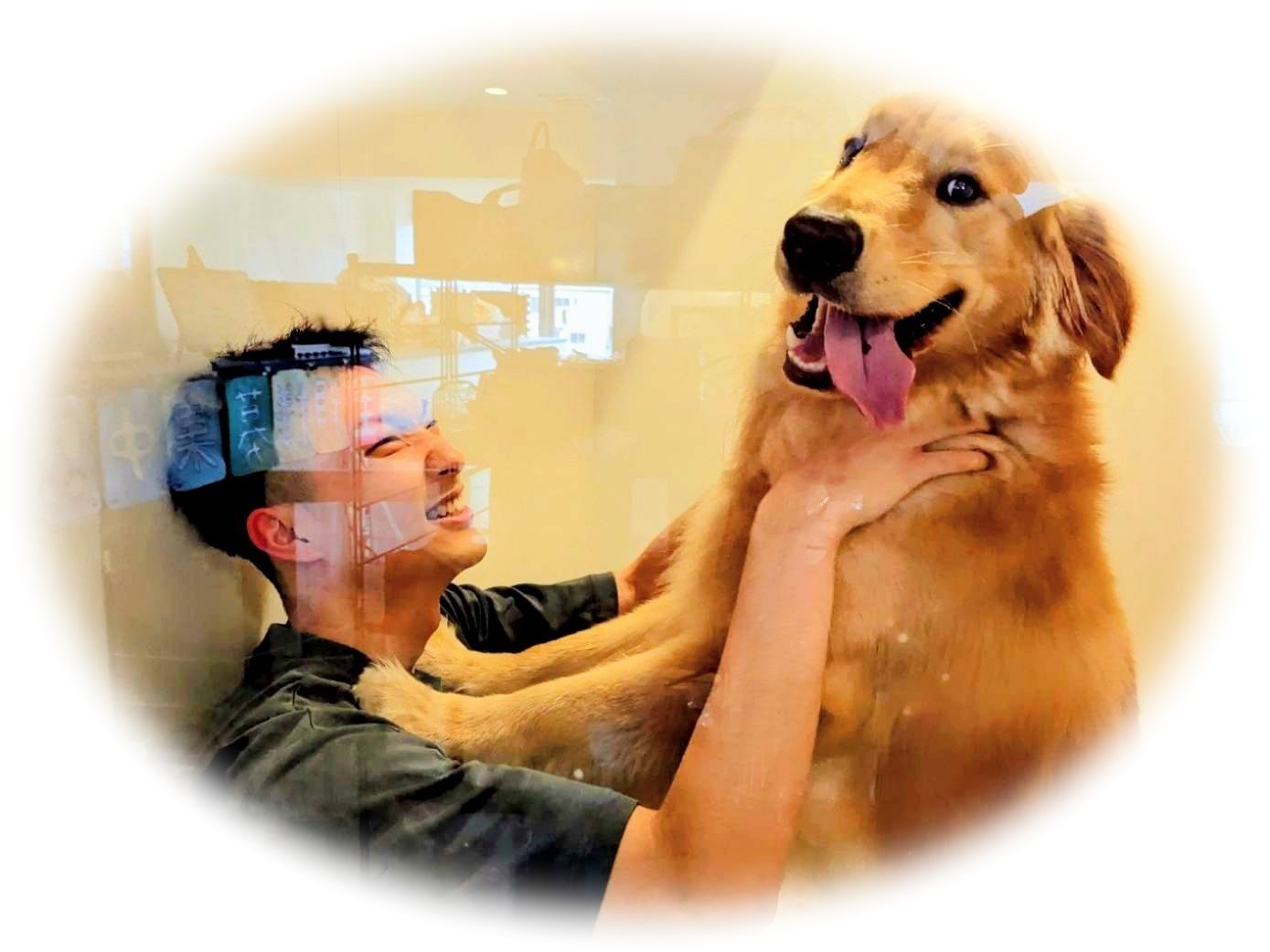 犬を抱っこする男性