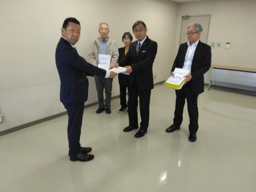 署名提出（田島室長）２.jpg