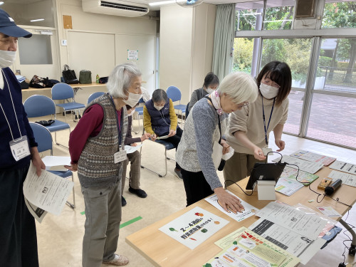 火曜ふれあい保健師野菜測定.jpg
