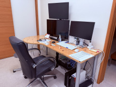 当院の診察室は2つあります。一般患者用と発熱患者用で使い分けを行っております。当院では最新の電子カルテシステムを導入しています。