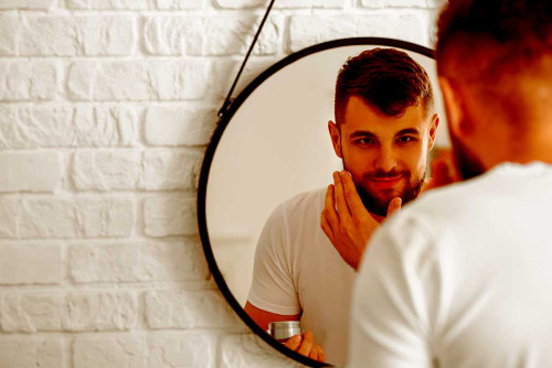 鏡を見る男性