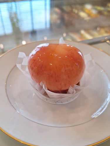 期間限定の『まるごと桃のタルト』が始まりました！