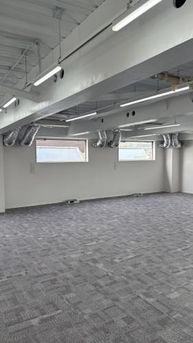 ３階建て事務所ビル