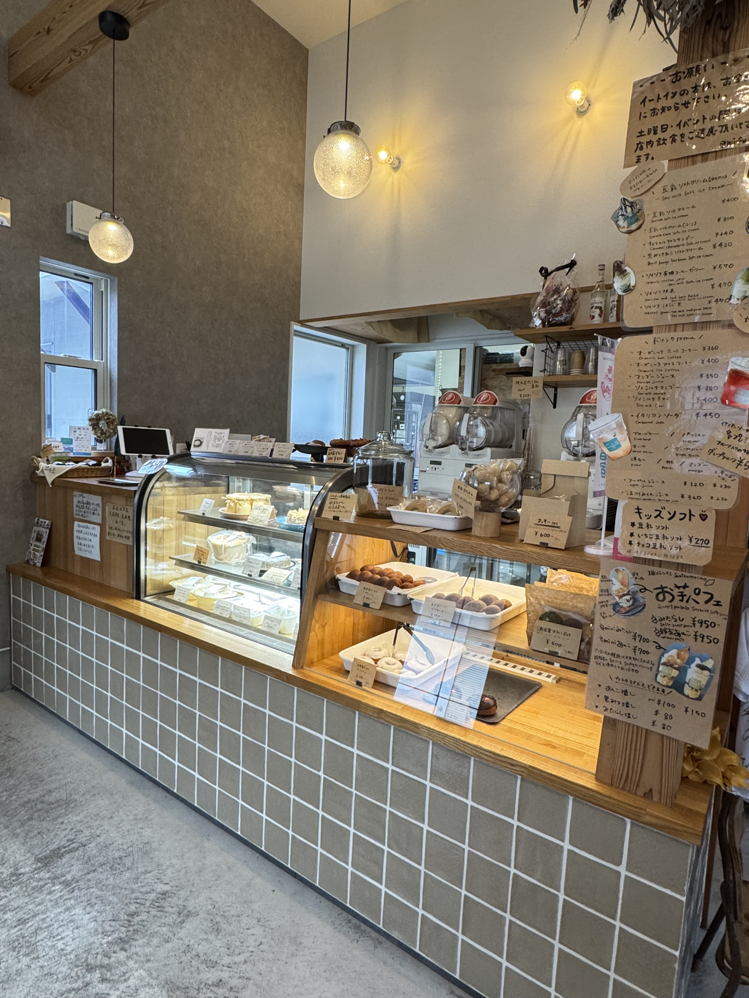  emifull店内