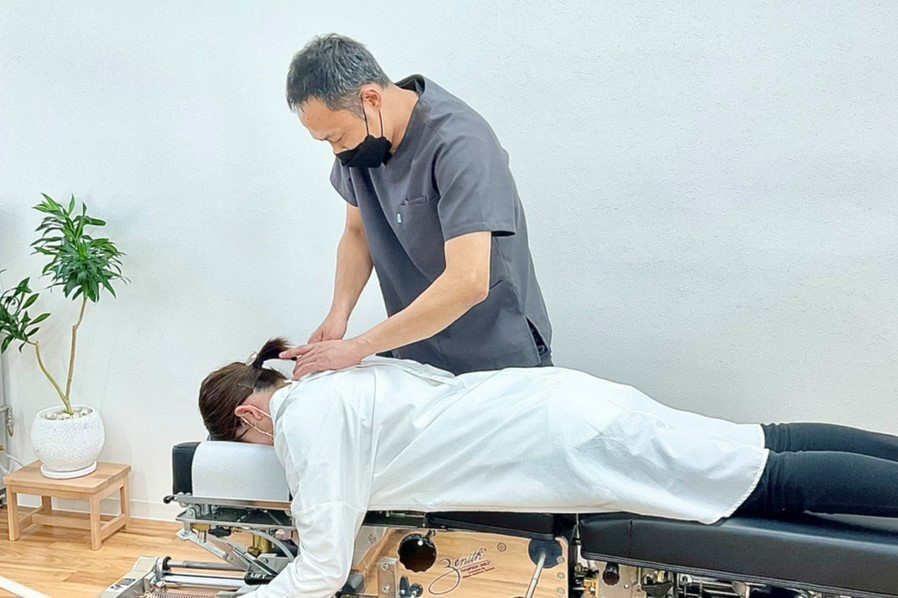 カイロプラクティック治療の様子
