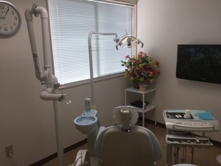 個室の診療ユニットに口腔外吸引措置を設置いたしました。