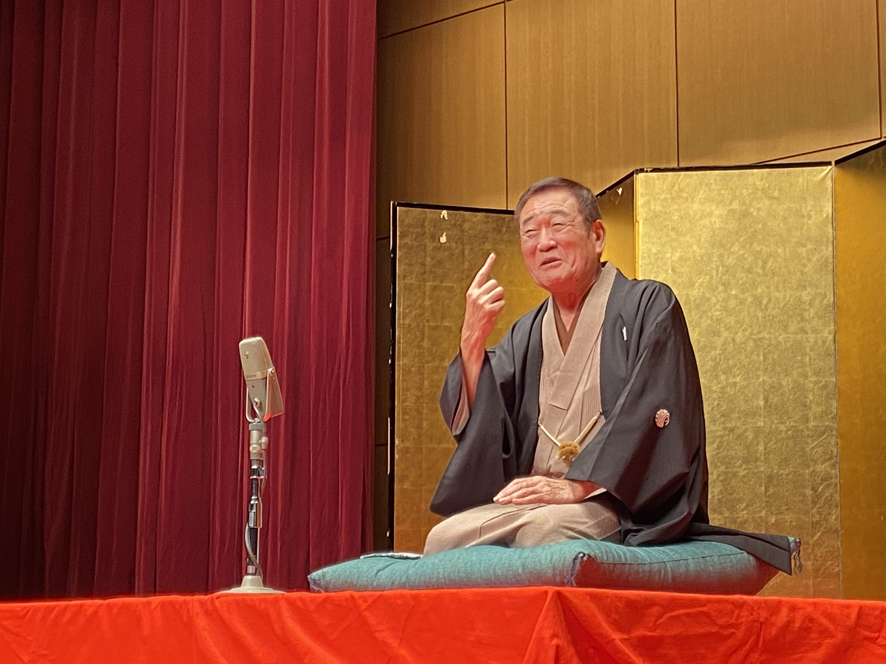 秋雨合間の敬老演芸会