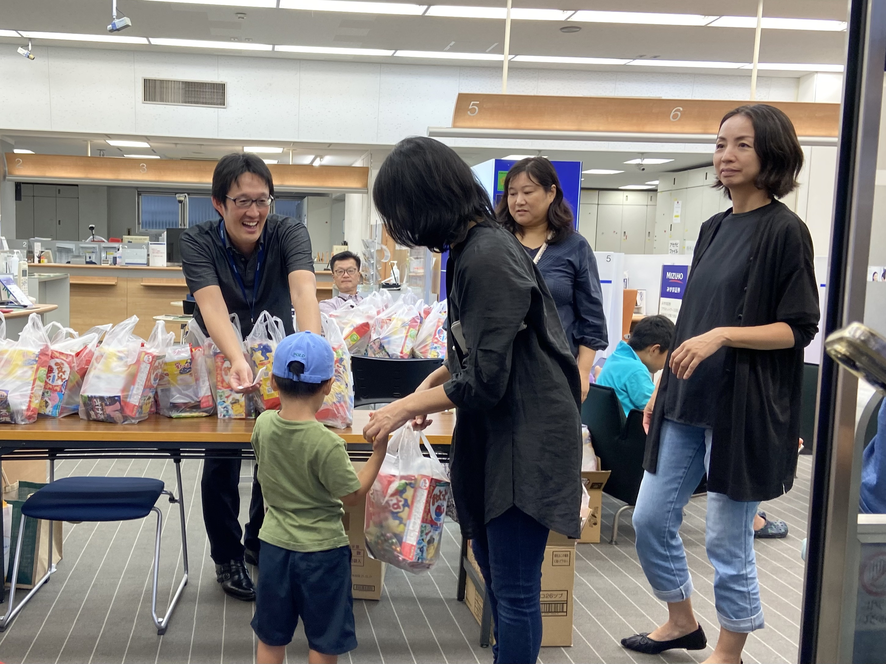 祭礼菓子配布