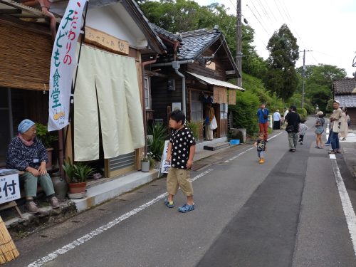 通りから.png