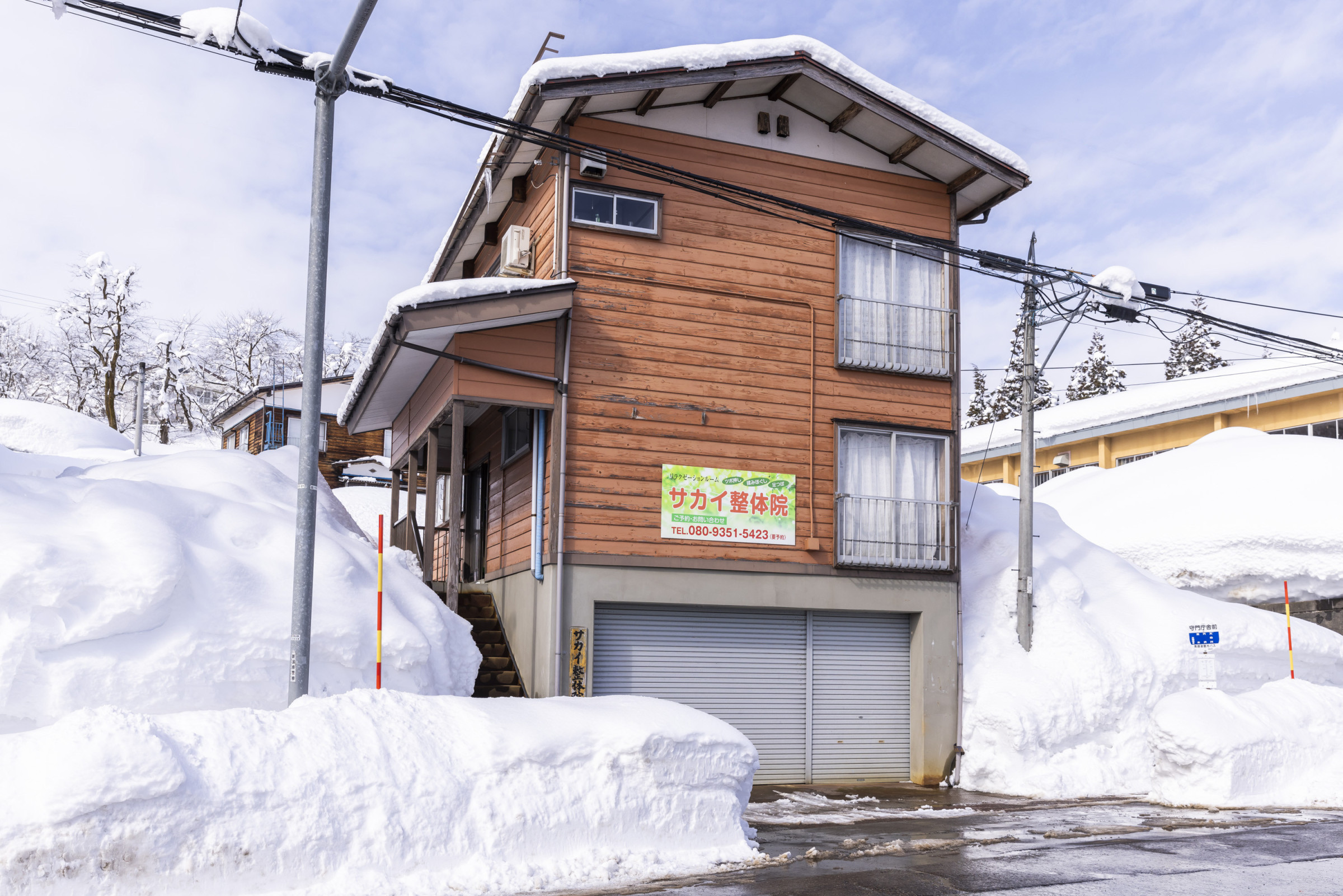 守門庁舎前バス停のりば前に店舗を構えております