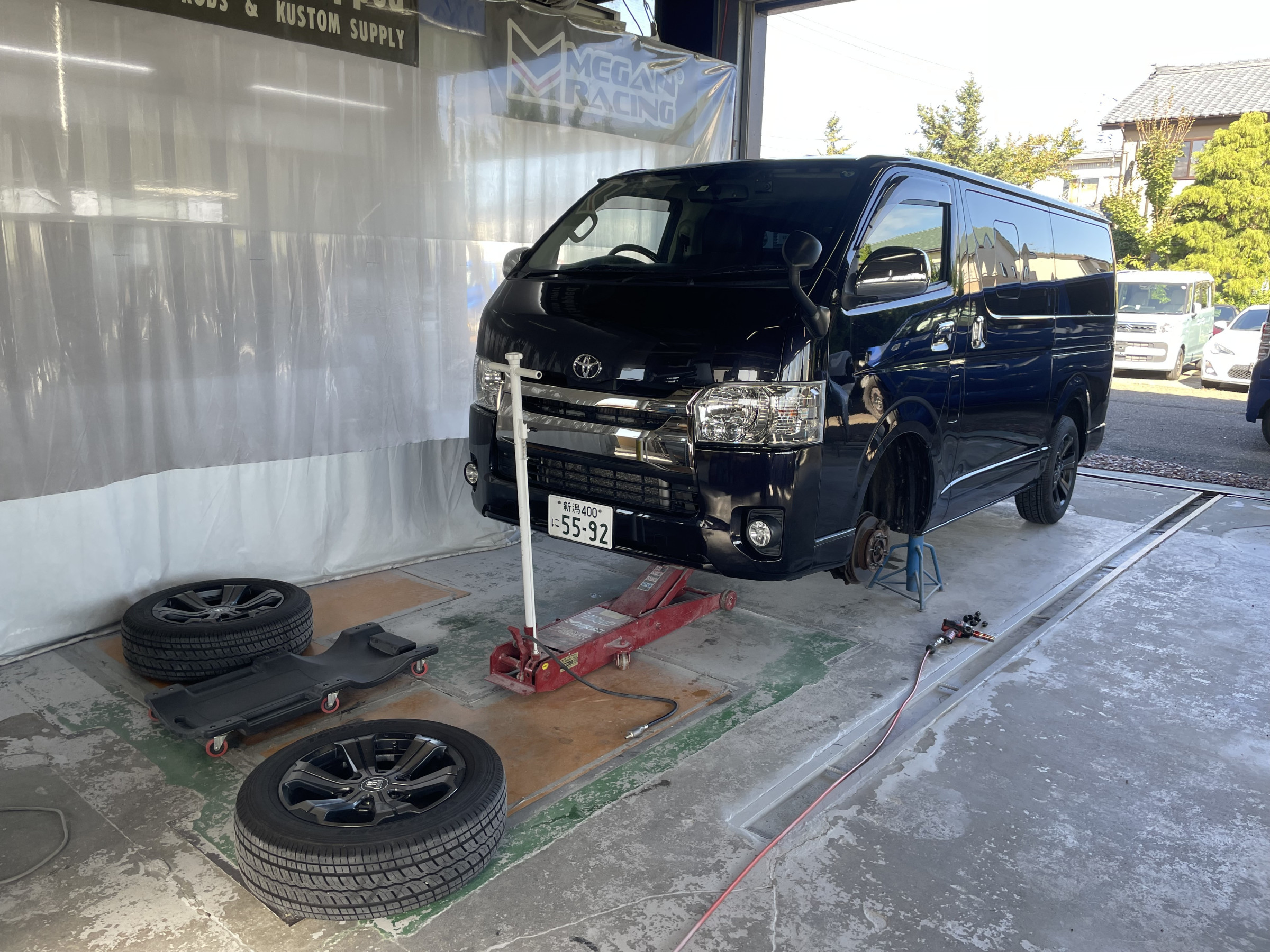 車検整備も行います。整備免許を取得していますのでご安心ください。