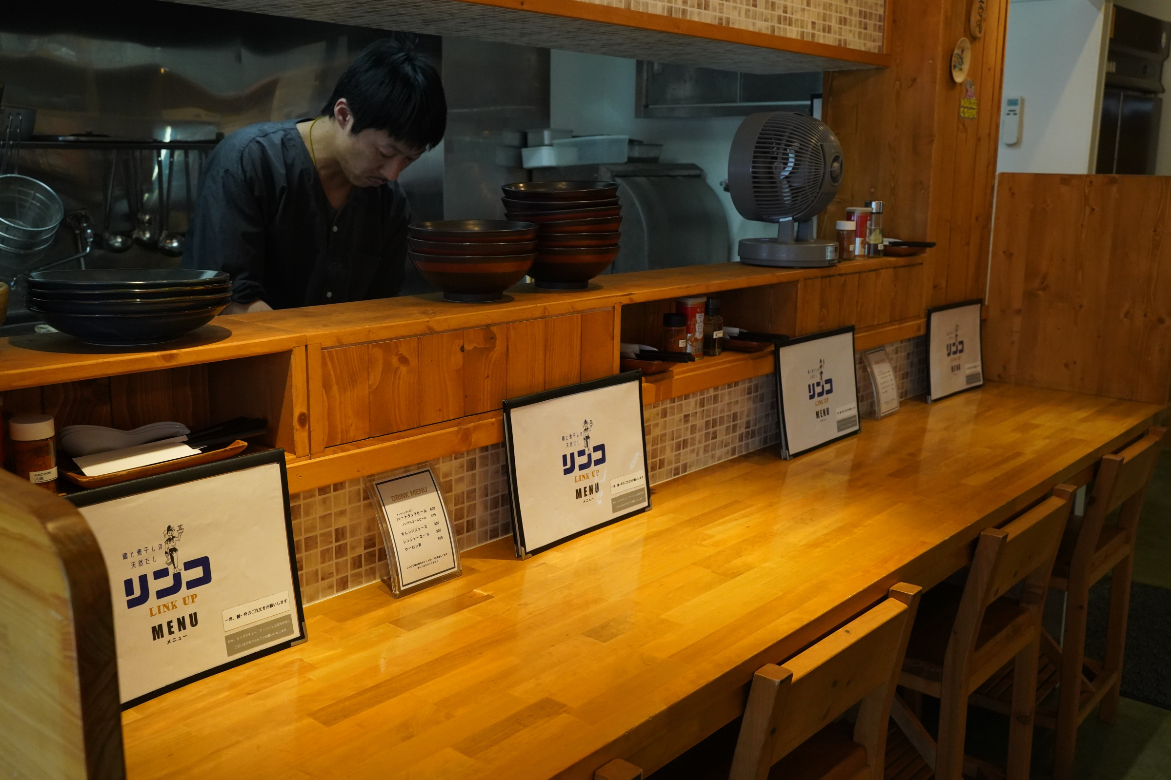 カウンター10席の小さなお店です