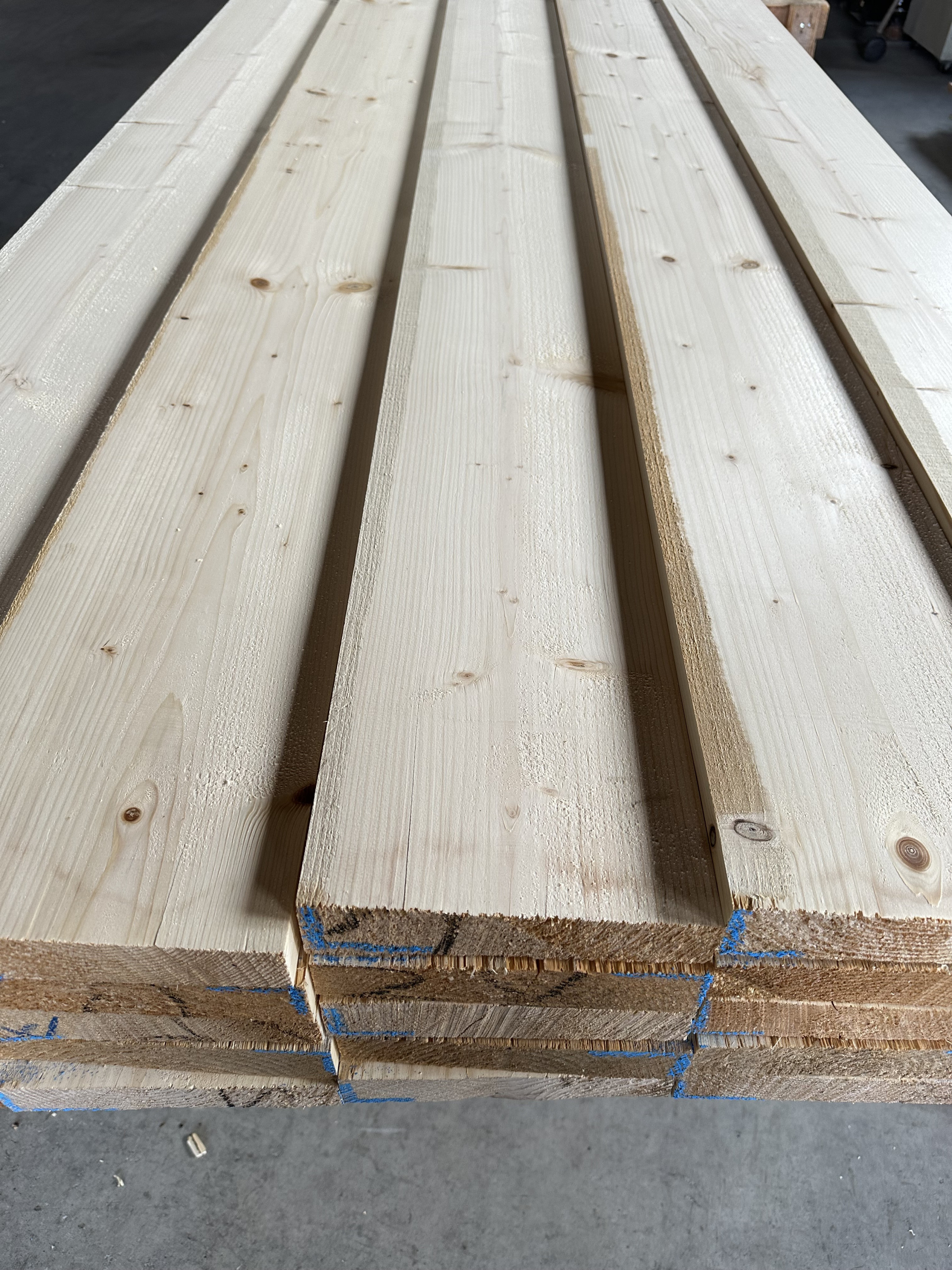 写真　笠木（斜め加工）