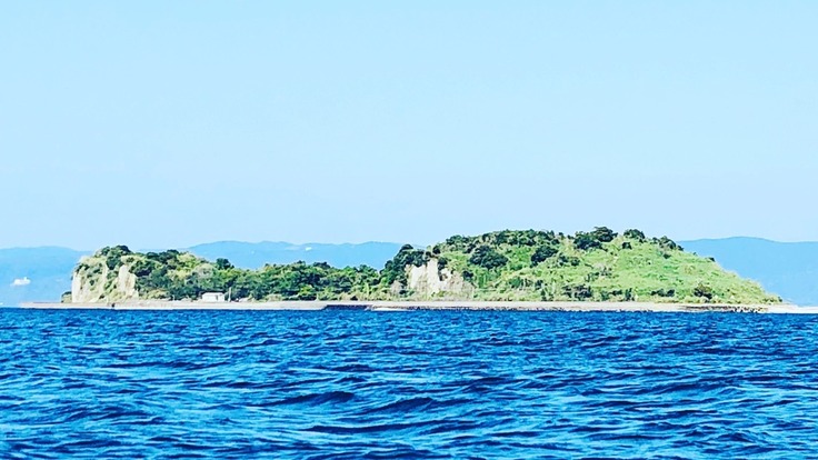 新島。桜島から船で５分。歩いて１周できるほどの小さな島