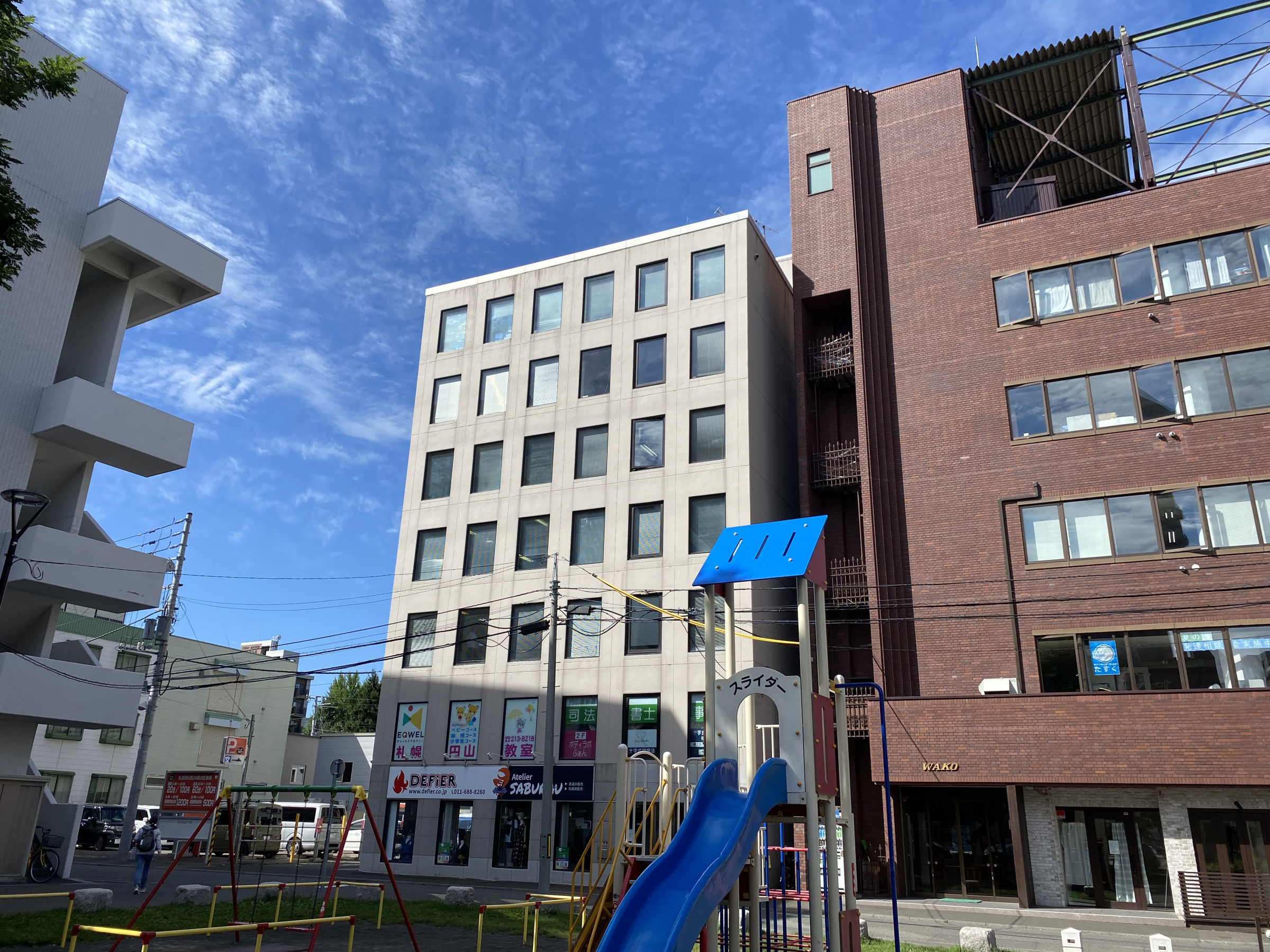 札幌店　円山裏参道公園の東側、グレーのビルの５階です。