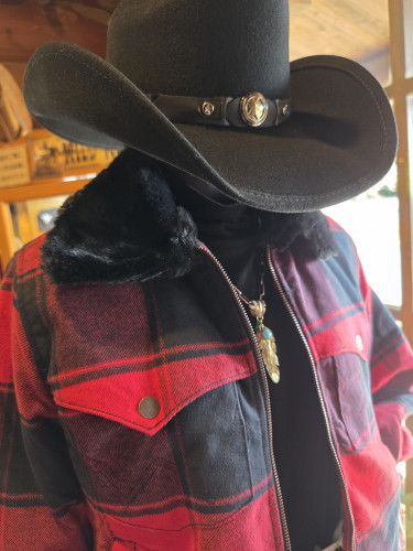 秋冬アウターたくさん入ってます。