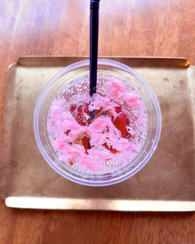 桜と苺シロップのソーダ