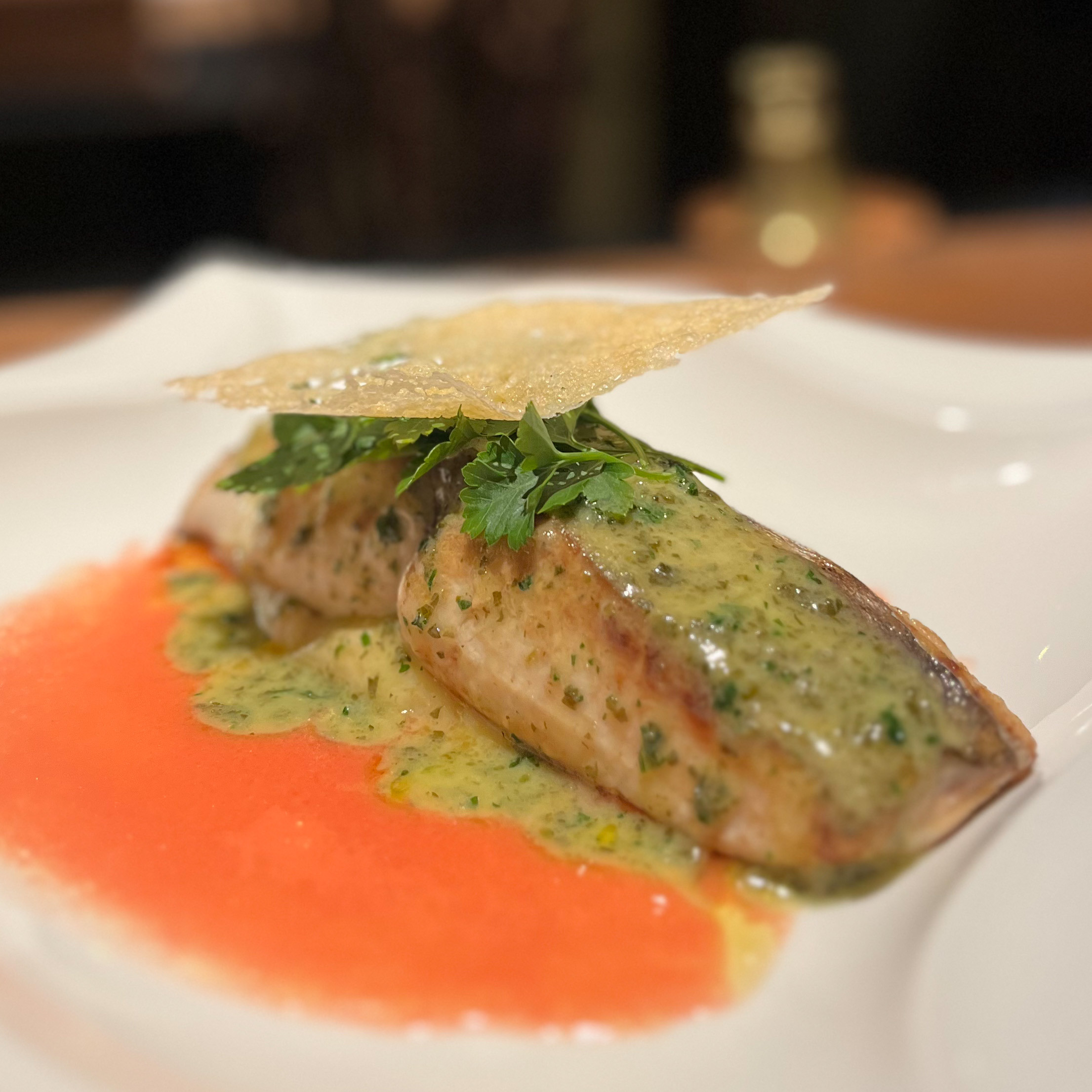 本日のおさかなのポワレ～コンテと2種のバターソース　パルミジャーノのチュイルを添えて