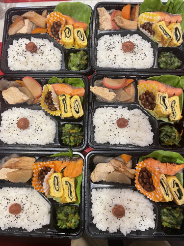 お弁当の予約も承っております。